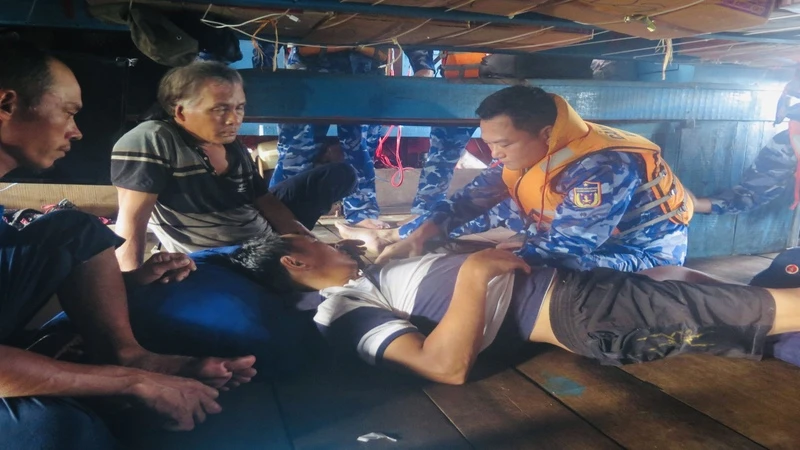 Cấp cứu cho ngư dân Bùi Thanh Vũ bị đột quỵ khi đang hành nghề trên biển.