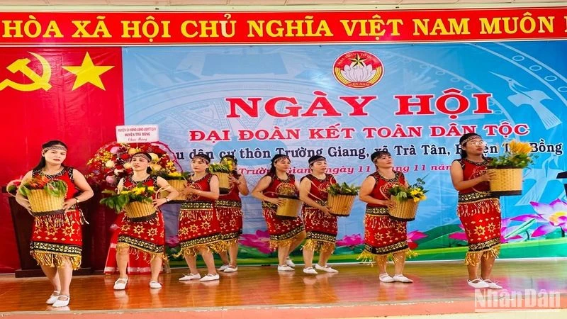 Ngày hội Đại đoàn kết toàn dân tộc tại thôn Trường Giang, là vùng đặc biệt khó khăn của huyện miền núi Trà Bồng.