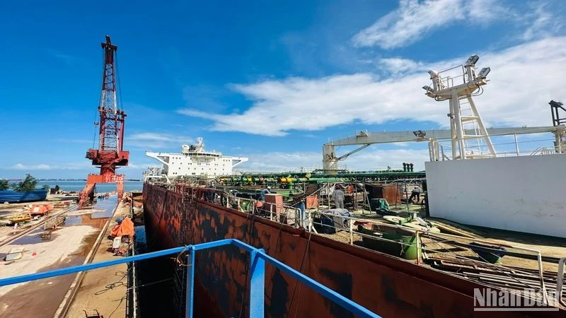 Công ty Công nghiệp tàu thủy Dung Quất sửa chữa tàu chở dầu thô M.T Legend và xảy ra tai nạn làm 9 công nhân thương vong.