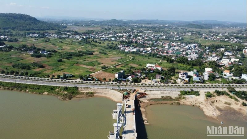 Điểm cuối tuyến kết nối với đường Hoàng Sa, tại nút giao đầu cầu Đập dâng sông Trà Khúc.