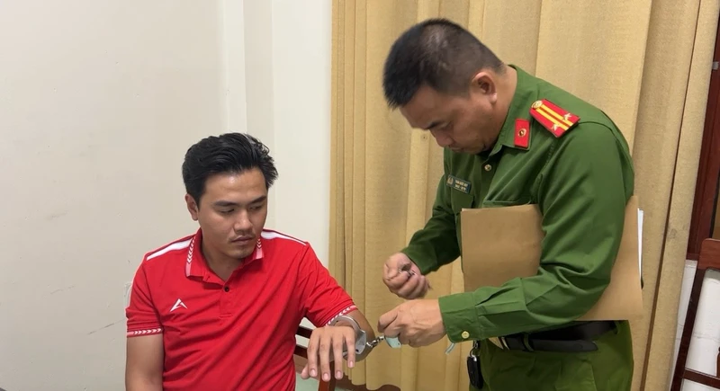 Cơ quan cảnh sát điều tra Công an tỉnh Quảng Ngãi thực hiện lệnh bắt tạm giam 3 tháng đối với Phạm Huỳnh Minh Thịnh.