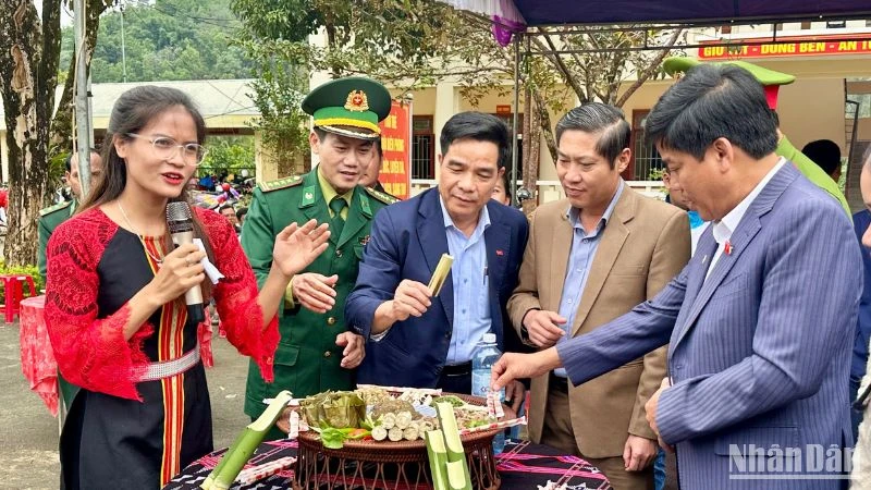 Lãnh đạo tỉnh Quảng Nam tham quan gian hàng ẩm thực của các xã vùng biên giới.