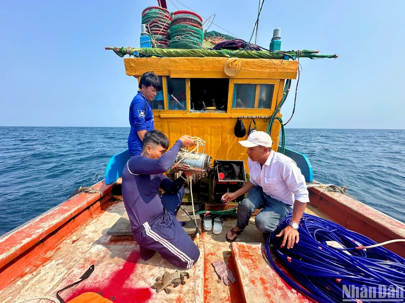 Ngư dân đảo Lý Sơn chuẩn thiết bị lặn xuống tàu kéo bị chìm để tìm người mất tích.