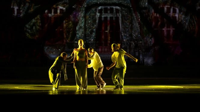 Tiết mục hip hop trên sân khấu khai mạc Festival Huế 2024.