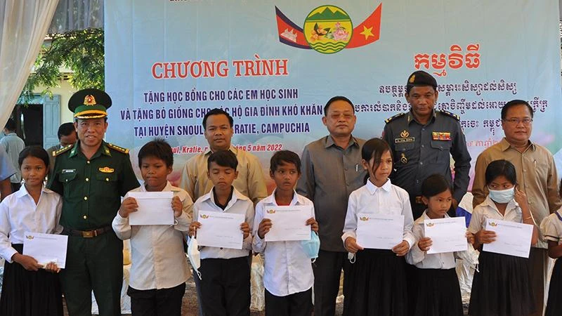 Bộ đội biên phòng Bình Phước và lãnh đạo tỉnh Kratie tặng học bổng cho học sinh khó khăn tại huyện Snoul, Campuchia (Ảnh: Nhất Sơn).