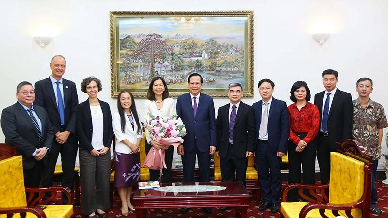 Bộ trưởng Đào Ngọc Dung tiếp Điều phối viên thường trú Liên hợp quốc tại Việt Nam Pauline Tamesis (Ảnh: Molisa).