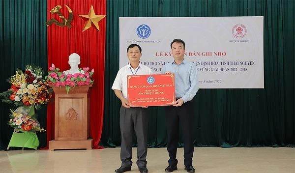 Tổng Giám đốc Nguyễn Thế Mạnh trao quà cho đại diện xã Linh Thông (Ảnh: VSS).
