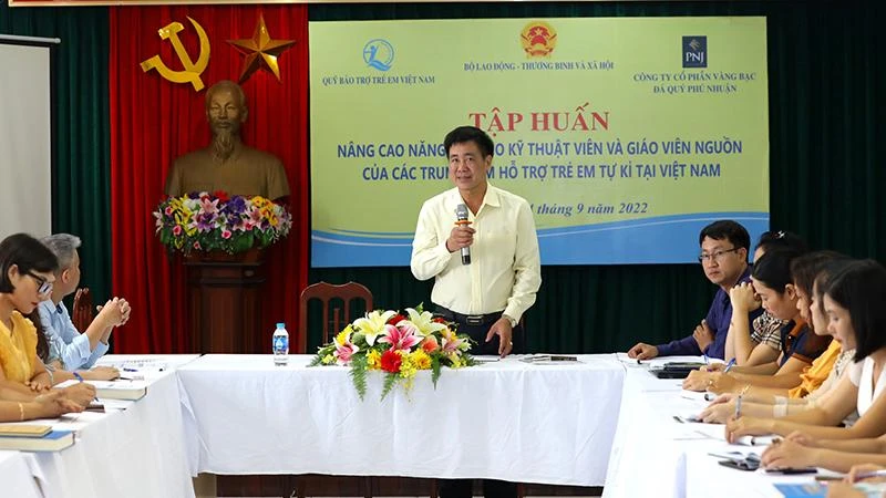 Đại diện Quỹ Bảo trợ trẻ em Việt Nam chia sẻ tại buổi tập huấn. (Ảnh: NFVC cung cấp)