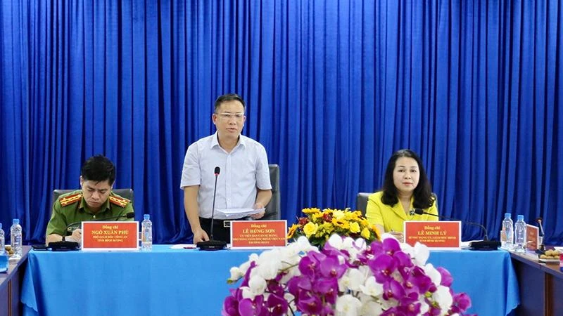 Phó Tổng Giám đốc Bảo hiểm xã hội Việt Nam Lê Hùng Sơn phát biểu trong buổi làm việc tại Bình Dương. (Ảnh: VSS)