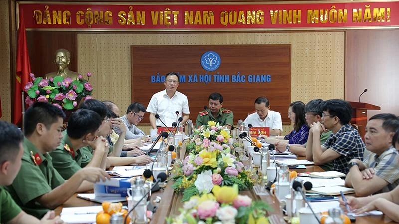 Đoàn công tác làm việc tại Bảo hiểm xã hội tỉnh Bắc Giang. (Ảnh: VSS)