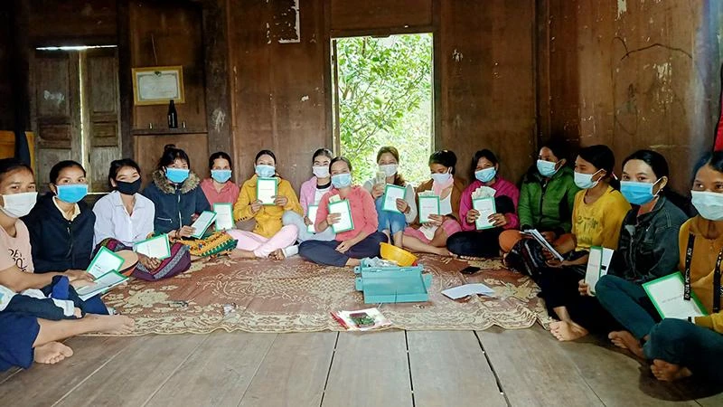 Phụ nữ dân tộc thiểu số tham gia mô hình VSLA tại xã Tà Long, huyện Đakrông, tỉnh Quảng Trị. (Ảnh: CARE quốc tế tại Việt Nam)