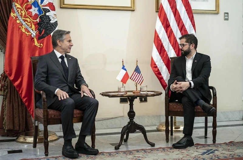 Tổng thống Chile Gabriel Boric trao đổi với Bộ trưởng Ngoại giao Mỹ Antony Blinken. (Ảnh: EFE) 