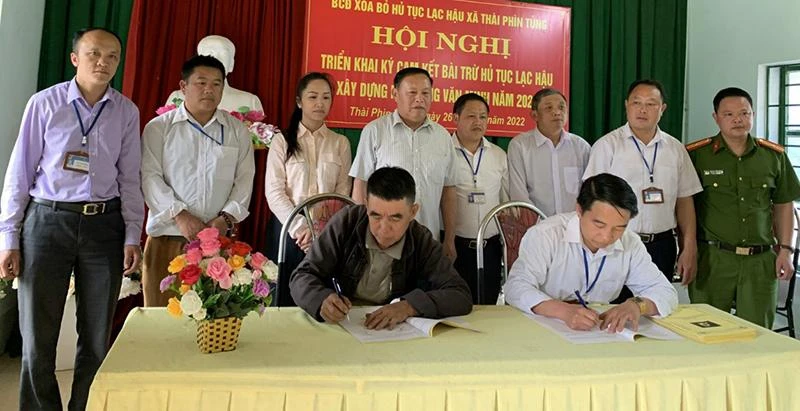Xã Thài Phìn Tủng, huyện Đồng Văn, ký cam kết xóa bỏ hủ tục với các thôn bản.