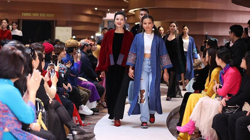 Bộ sưu tập thời trang của nhà thiết kế La Phạm trong sự kiện "Bước chân di sản" . 