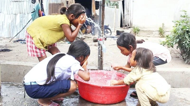 Trẻ em dân tộc thiểu số Raglai ở xã Ma Nới, huyện Ninh Sơn, tỉnh Ninh Thuận có nước sạch sử dụng (Ảnh: nhandan.vn).