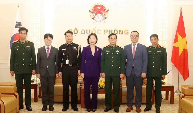Đại tướng Phan Văn Giang và Đại sứ Oh Young Ju chụp ảnh chung với các đại biểu (Ảnh: Mod).