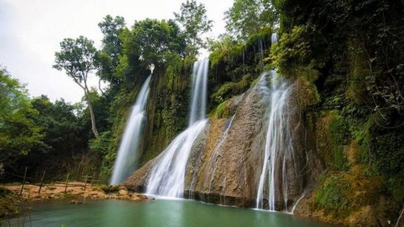 Sơn La: Hãy tìm hiểu về vùng đất cao nguyên Tây Bắc đầy bí ẩn - Sơn La, nơi mang trong mình nhiều giá trị văn hóa và lịch sử. Khám phá những cánh đồng chè xanh rợp bóng, nét đẹp hoang sơ của các bản làng, hay những ngôi chùa cổ kính nơi đây.