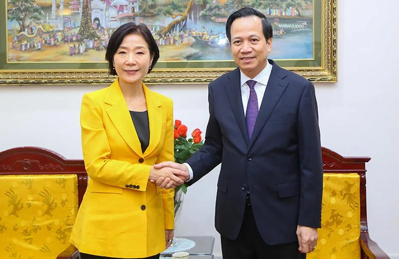 Bộ trưởng Đào Ngọc Dung tiếp tân Đại sứ Hàn Quốc tại Việt Nam Oh Young Ju. (Ảnh: Molisa).