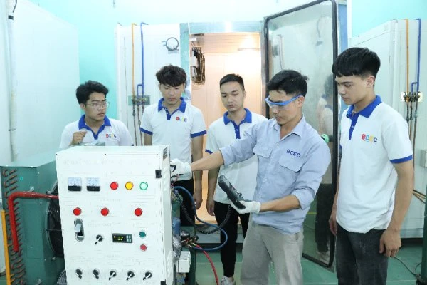 Thầy giáo Trường cao đẳng Cơ điện và Xây dựng Bắc Ninh hướng dẫn sinh viên thực hành nghề cơ điện. (Ảnh: Minh Thắng)