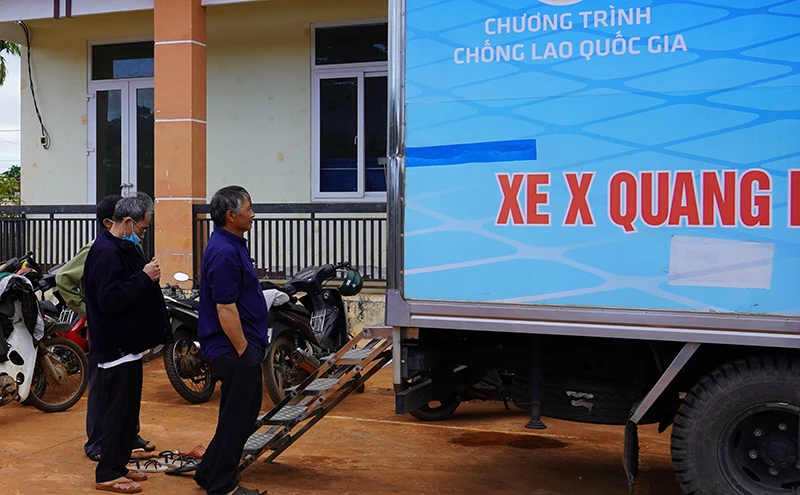 Sàng lọc chủ động để phát hiện lao cho người dân ở xã Ea Ral, huyện Ea H'Leo, Đắk Lắk. (Ảnh: SCDI)