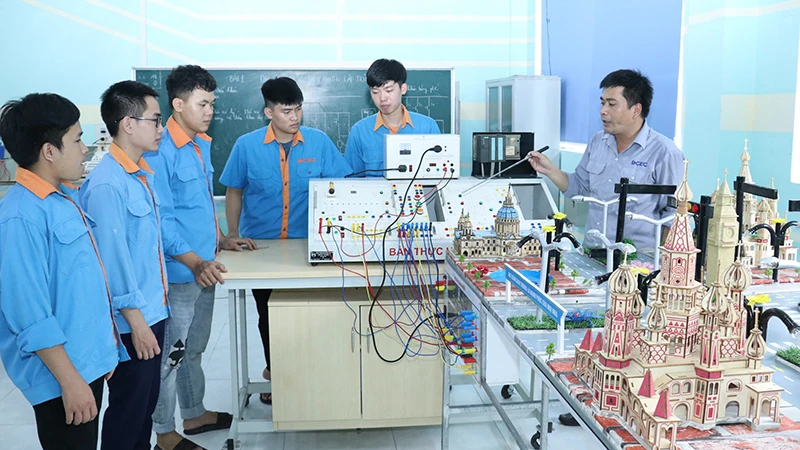 Thầy giáo Trường Cao đẳng Cơ điện và Xây dựng Bắc Ninh hướng dẫn sinh viên làm đồ án tốt nghiệp. (Ảnh: Minh Thắng)