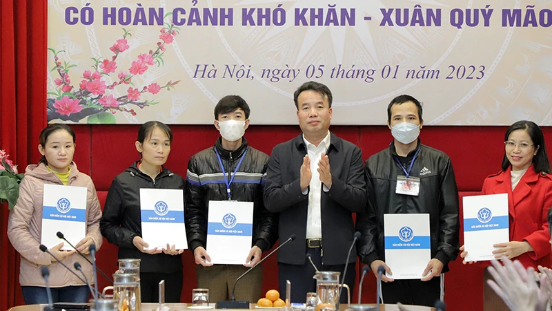 Tổng Giám đốc Nguyễn Thế Mạnh trao quà hỗ trợ bệnh nhân bảo hiểm y tế có hoàn cảnh khó khăn. (Ảnh: Trần Hải)