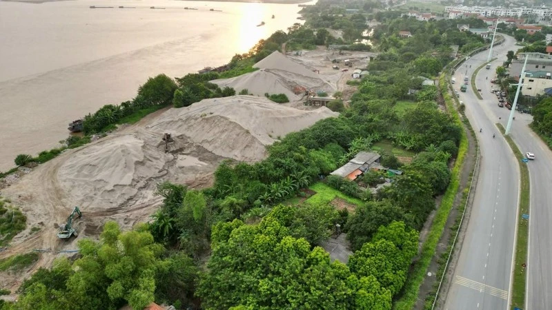Một bến cát không phép hoạt động nhiều năm tại thành phố Việt Trì, Phú Thọ. (Ảnh: Việt Linh)
