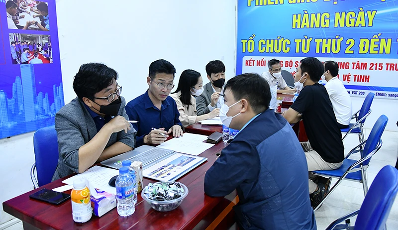Lao động tìm hiểu thông tin tại Phiên giao dịch việc làm dành cho lao động EPS và IM Japan tại Hà Nội, tháng 11/2022. (Ảnh: Thủy Nguyên)
