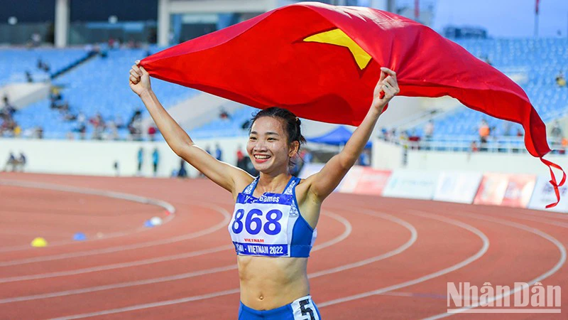 Nguyễn Thị Oanh giành Huy chương Vàng nội dung 3.000 m vượt chướng ngại vật nữ tại SEA Games 31. (Ảnh: THÀNH ĐẠT)