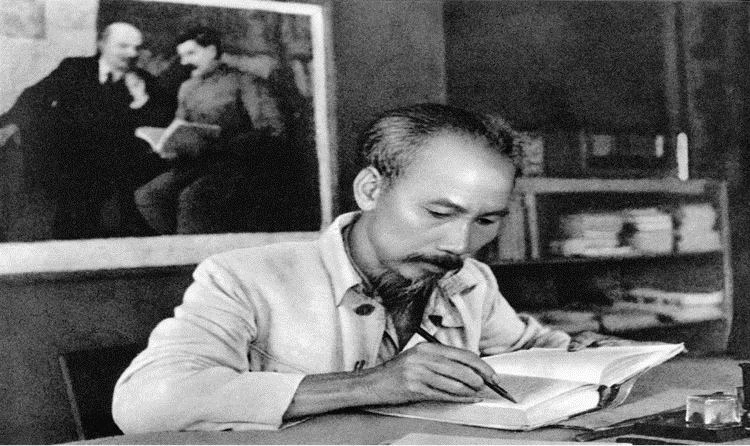 Chủ tịch Hồ Chí Minh trong phòng làm việc của Người tại căn cứ địa Việt Bắc, 1951. (Ảnh tư liệu: Bảo tàng Hồ Chí Minh)