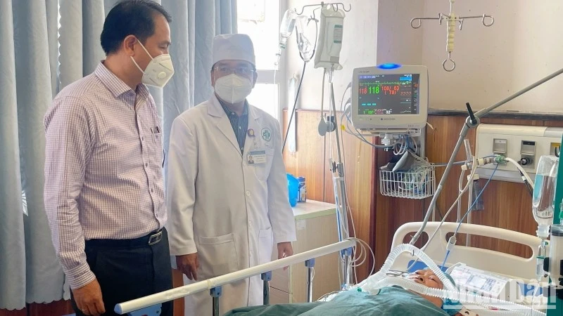 Lãnh đạo ngành y tế An Giang thăm hỏi bệnh nhân bị ngộ độc sau khi ăn chè đậu trắng từ thiện ở xã Long Điền A, huyện Chợ Mới, tỉnh An Giang ngày 4/2/2023. (Ảnh: Thanh Dũng)