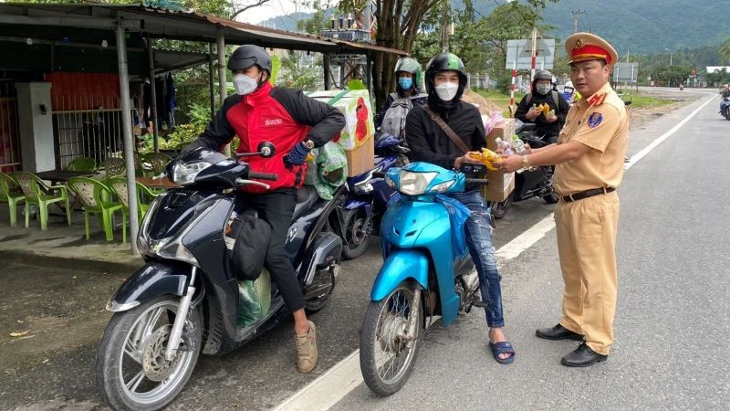 Cảnh sát giao thông Đà Nẵng tặng quà hỗ trợ người dân về quê đón Tết Nguyên đán 2023. (Ảnh: nhandan.vn)