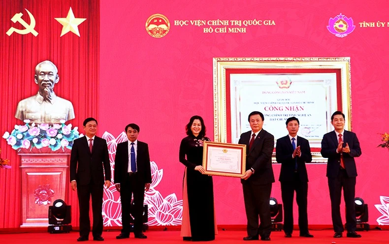 Đồng chí Nguyễn Xuân Thắng trao Bằng công nhận Trường Chính trị chuẩn mức 1 cho Trường Chính trị tỉnh Nghệ An.