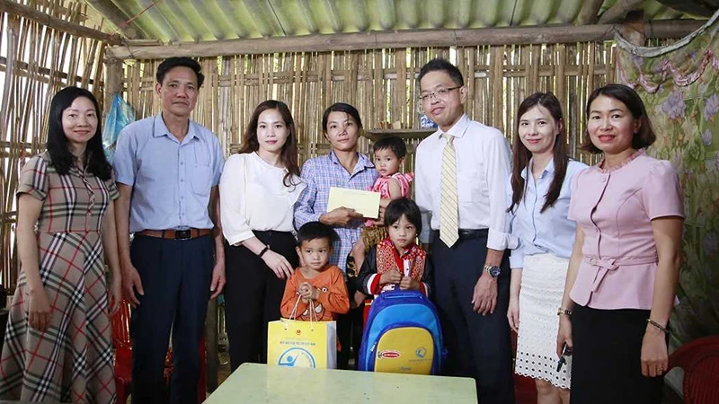 Đại diện Quỹ Bảo trợ trẻ em Việt Nam và Công ty Acecook Việt Nam Dự án trao hỗ trợ học bổng cho trẻ em có hoàn cảnh khó khăn tại thôn Khe Xóm, xã Phong Dụ, huyện Tiên Yên, Quảng Ninh. (Ảnh: NFVC)