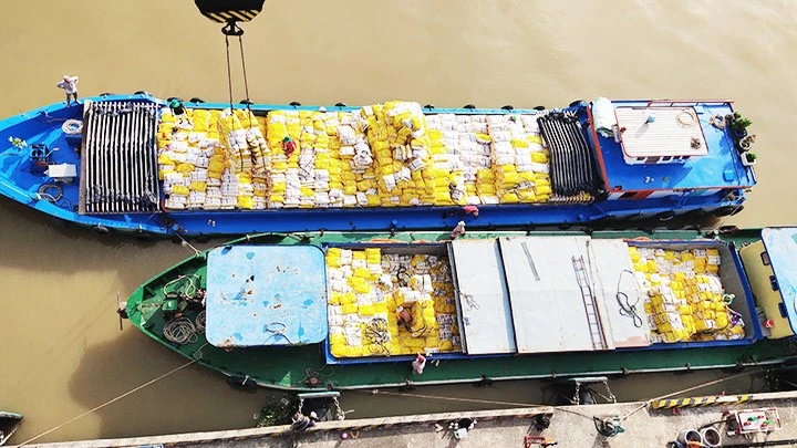 Vận tải hàng hóa đường thủy là hướng lưu thông hiệu quả cho nông sản tại đồng bằng sông Cửu Long. (Ảnh minh họa: QUỐC DŨNG) 