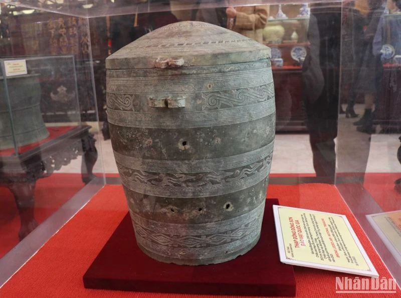 Bảo vật quốc gia Thạp đồng văn hóa Đông Sơn được trưng bày tại Bảo tàng Hoàng gia Nam Hồng, thành phố Từ Sơn, tỉnh Bắc Ninh ngày 25/2 vừa qua. (Ảnh: Thái Sơn)