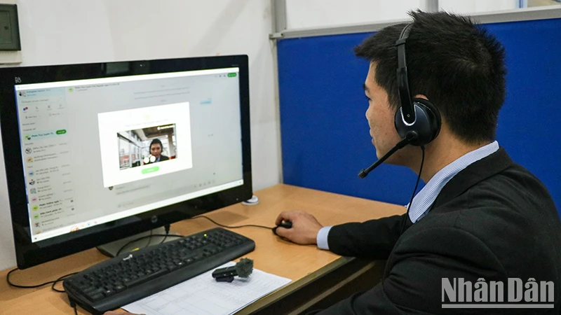 Lao động dự phiên giao dịch việc làm trực tuyến của Trung tâm Dịch vụ việc làm Hà Nội. (Ảnh: nhandan.vn)