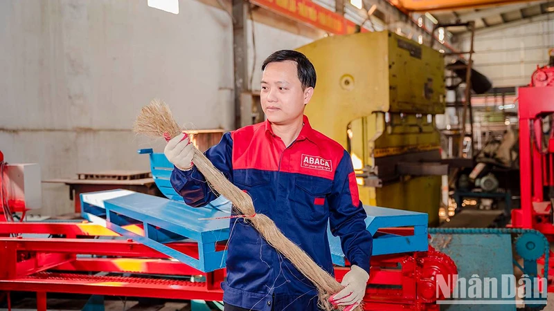 Kỹ sư Hồ Xuân Vinh ở Quỳnh Lưu (Nghệ An) sáng chế máy tách sợi từ thân cây chuối và lá dừa, đoạt Giải ba Hội thi sáng tạo kỹ thuật tỉnh Nghệ An lần thứ 16 (năm 2021). 