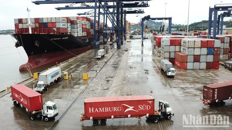 Hệ thống cảng biển đóng vai trò quan trọng đối với hoạt động xuất nhập khẩu của Việt Nam. (Ảnh: Sông La)