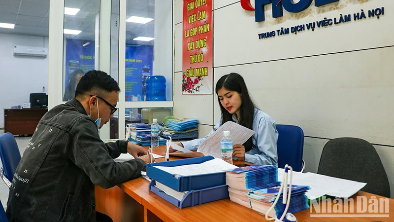 Người lao động tìm hiểu thông tin việc làm tại Trung tâm Dịch vụ việc làm Hà Nội. (Ảnh: Nhật Quang).