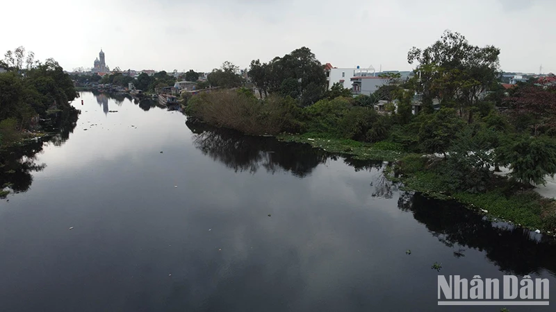 Nước sông Kim Sơn đoạn qua huyện Bình Giang, Hải Hương bị ô nhiễm nhiều năm nay. (Ảnh: Vũ Sinh)