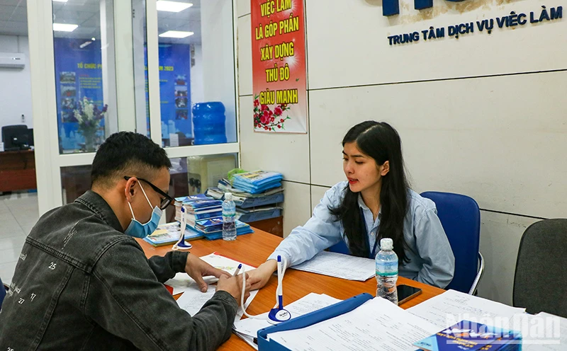 Lao động tìm hiểu thông tin tại Trung tâm Dịch vụ việc làm Hà Nội. (Ảnh: Nhật Quang)