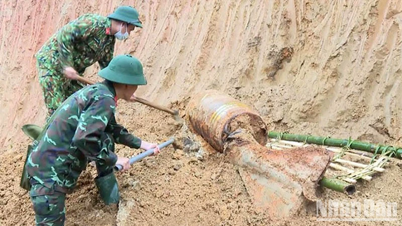 Công binh tỉnh Yên Bái tiếp cận xử lý bom tại xã Vũ Linh, huyện Yên Bình, Yên Bái, ngày 22/5/2022. (Ảnh: THANH SƠN)