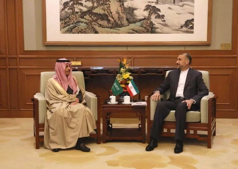 Bộ trưởng Ngoại giao Iran Hossein Amir-Abdollahian gặp Bộ trưởng Ngoại giao Saudi Arabia, Hoàng tử Faisal bin Farhan Al Saud, tại Bắc Kinh, Trung Quốc, ngày 6/4/2023. (Ảnh: Bộ Ngoại giao Iran/WANA/Reuters)