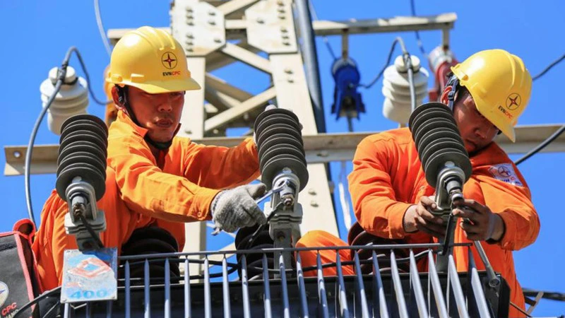Công nhân kiểm tra lưới điện bảo đảm vận hành an toàn, ổn định ở miền núi Quảng Nam. (Ảnh: EVNCPC)