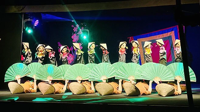 Chương trình rối “Âm vang đồng quê” của Nhà hát Múa rối Việt Nam dành cho du khách sau khi du lịch mở cửa trở lại. (Ảnh: nhandan.vn) 