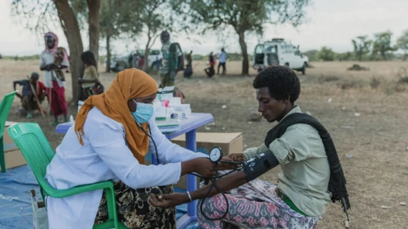 Kiểm tra bệnh sốt rét cho người dân bị sốt ở Chifra, Afar, Ethiopia. (Ảnh: WHO)