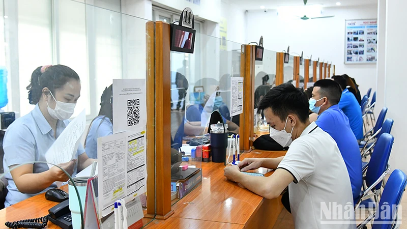 Lao động làm thủ tục về bảo hiểm thất nghiệp tại Trung tâm Dịch vụ việc làm Hà Nội. (Ảnh: THỦY NGUYÊN)