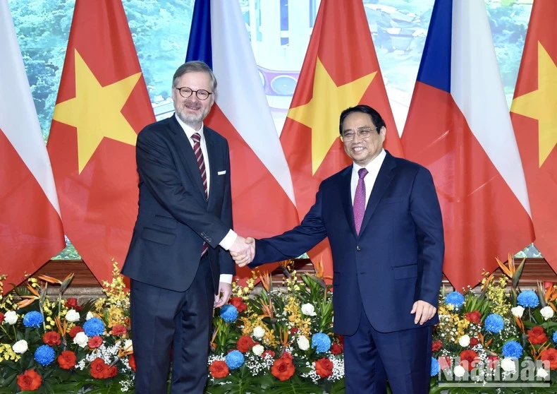 Thủ tướng Phạm Minh Chính và Thủ tướng nước Cộng hòa Séc Petr Fiala chụp ảnh chung. (Ảnh: TRẦN HẢI)