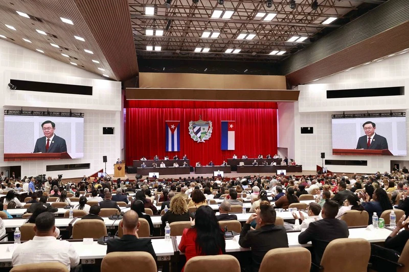 Chủ tịch Quốc hội Vương Đình Huệ phát biểu tại Phiên họp đặc biệt của Quốc hội Cuba. (Ảnh: TTXVN)
